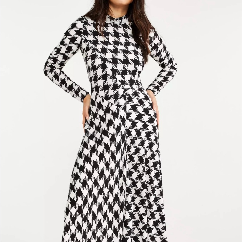 Ann Taylor Black and White houndstooth dress. Back zip. Size 6.